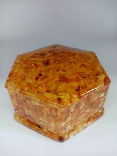 Шкатулка 6 граней с белым янтарем