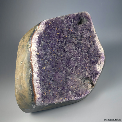 Аметист, жеода в породе.