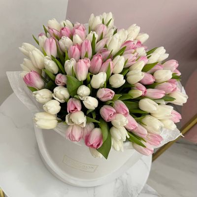 БУКЕТ В ШЛЯПНОЙ КОРОБКЕ С ТЮЛЬПАНАМИ MAXI