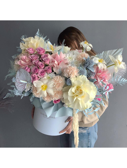 Огромный букет в коробке с французскими и кустовыми розами "Сказочные сны"