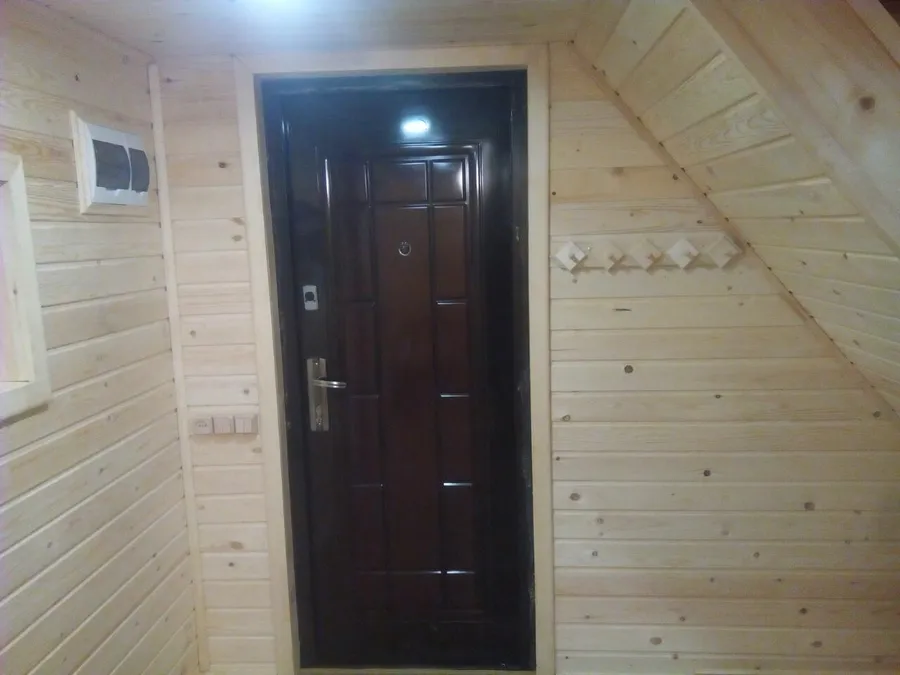 Установлена металлическая входная дверь.