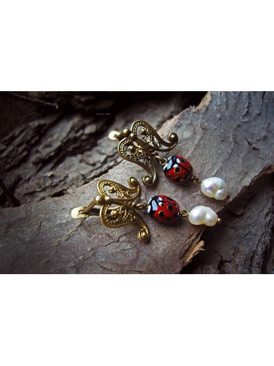 Весенние серьги с божьими коровками, жемчугом и филигранью &quot;Ледибаг&quot;