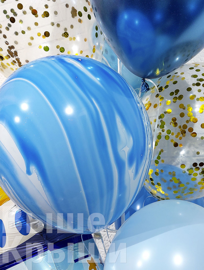Шарик синий мрамор крупным планом