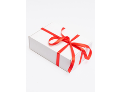 Белая подарочная коробка 32х22х10см с красной лентой и наполнителем