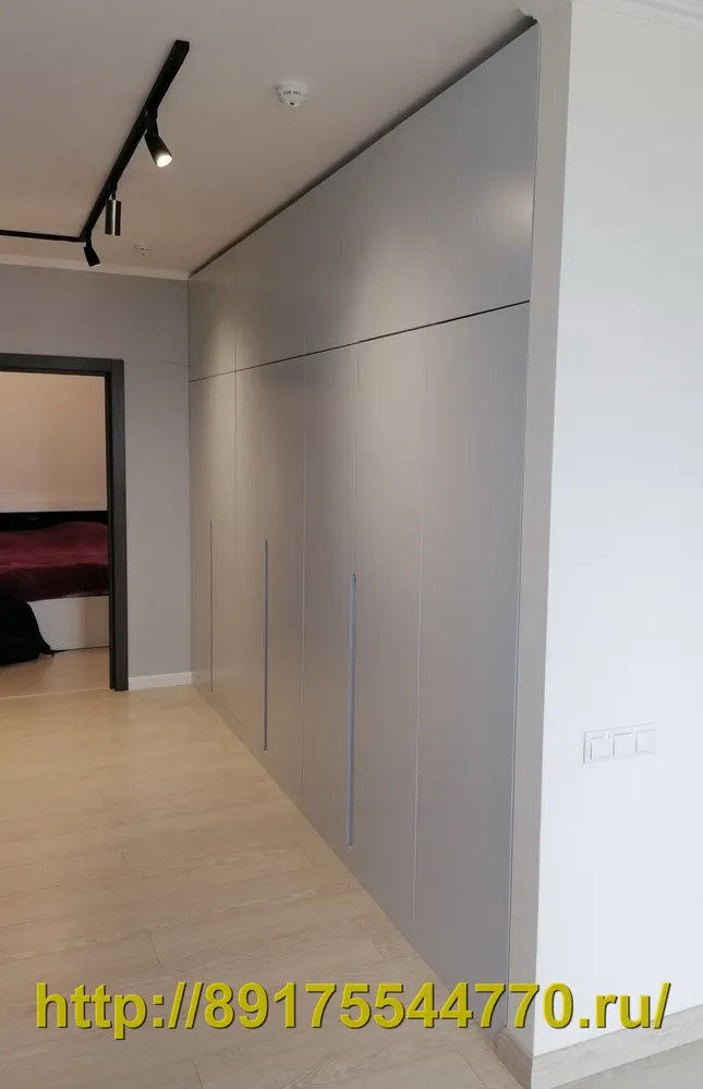 018 Шкаф встроенный в нишу с распашными дверьми, в прихожей.
Фасады МДФ покраска.
