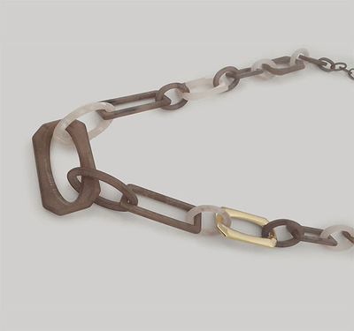 (АРТИКУЛ: 9023/02) КОЛЬЕ ЖЕНСКОЕ, КРУПНАЯ ЦЕПОЧКАВ БЕЖЕВО-СЕРЫХ ТОНАХ, ЮВЕЛИРНЫЙ ПЛАСТИК, ЗОЛОТИСТЫЙ МЕТАЛЛ