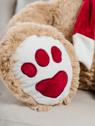 Медведь Кельвин с красным шарфом