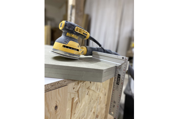 Тщательно шлифуем торцы панелей, контролируя прямые углы.