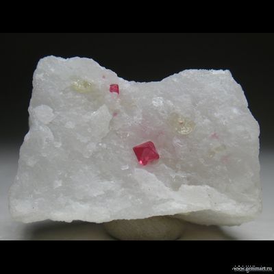 Шпинель в мраморе. Бирма. 31*19*19мм