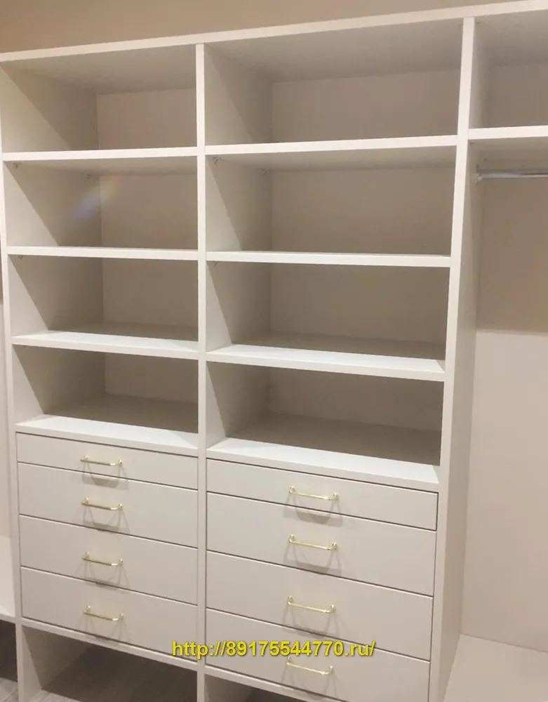 012 Гардеробная.
ЛДСП Egger: W1200 Фарфор белый, структура ST9
=========
➡ Важно знать!
Реальный цвет мебели, образцы декоров ДСП и других материалов может отличаться от фото на сайте, в зависимости от настроек вашего монитора!