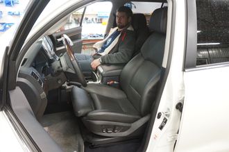Установка передних комфортных сидений BMW в Toyota Land Cruiser 200
