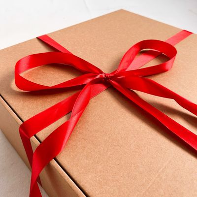 2 штуки - Огромная подарочная коробка GILEV 45х45х20см с красной лентой и наполнителем крафт