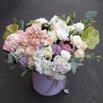 Огромный букет цветов: гортензии, розы, антуриум, фрезия, эвкалипт в шляпной коробке