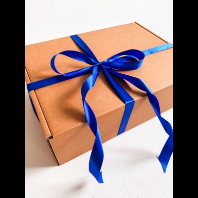 2 штуки - Подарочная коробка GILEV 44x32x15см с синей лентой и наполнителем крафт