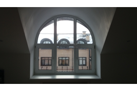 Арочное окно без штор на мансардном этаже