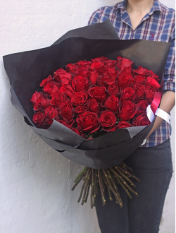 Букет из 51 красной розы "Моей королеве"