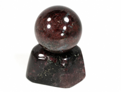 Редкость! Шар Гранат Альмандин с несколькими звездами астеризма на подставке из граната, Россия, Карелия (шар 41 мм, вес с подставкой 309 г) №37909