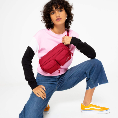 Девушка с сумкой Eastpak Bumbag Double Sailor Red