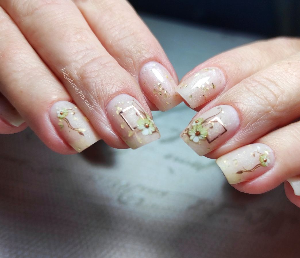 нежный маникюр с цветами на коротких ногтях Челябинск.Наращивание ногтей Челябинск