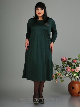 Модель: А-3646. Платье темно-зелёное А-силуэта с диагональной сборкой и аппликацией.