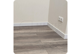 Классический дизайн: монтаж элегантного белого плинтуса Dollken Cubu Flex Life 100 - универсальное решение для любого стиля оформления.