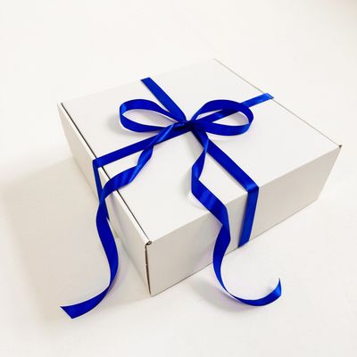 2 штуки - Подарочная коробка GILEV 32x32x12см с синей лентой и наполнителем