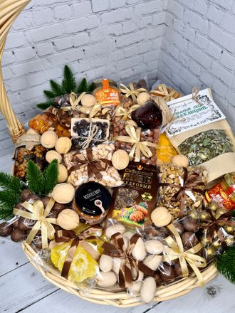 Подарочная корзина с орехами и сухофруктами