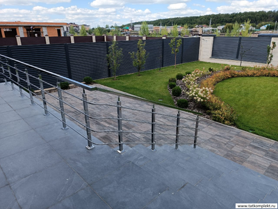 Ограждение крыльца из нержавеющей стали. Поручень и стойки 40х40 и три ригеля Ф16мм