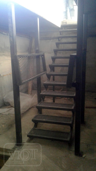 мк №11. лестница на металлокаркасе с откидной площадкой. ступени из пвл.