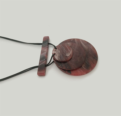 (АРТИКУЛ: 9003/02) КОЛЬЕ ЖЕНСКОЕ, КРУПНАЯ ПОДВЕСКА В БОРДОВЫХ ТОНАХ, ЮВЕЛИРНЫЙ ПЛАСТИК, ЧЕРНЫЕ ШНУРКИ