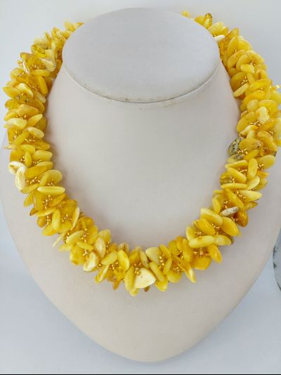 Колье &quot;Жгут&quot; из белого янтаря