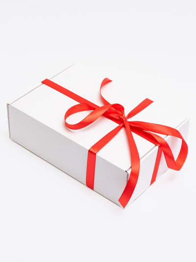 Белая подарочная коробка 32х22х10см с красной лентой и наполнителем