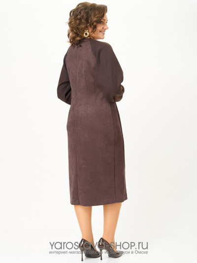 Стильное трикотажное платье в коричневом цвете