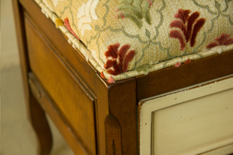 Пуф с мягким сиденьем и выдвижным ящиком.