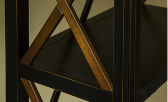 Узкая консоль с 2 ящиками.