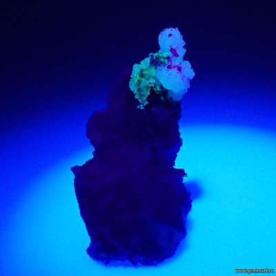 Флюорит, гиалит (разн. опал), гошенит (разн. берилл), турмалин, мусковит 51*49*26мм