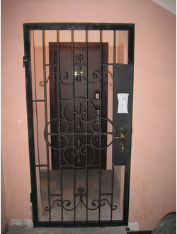 Металлические решетчатые тамбурные двери для технических и подъездных помещений