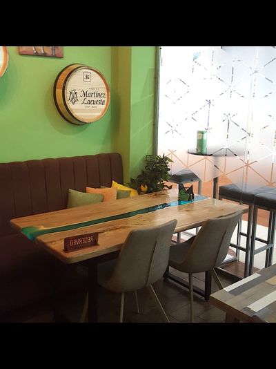 стол для кафе с рекой из эпоксидной смолы