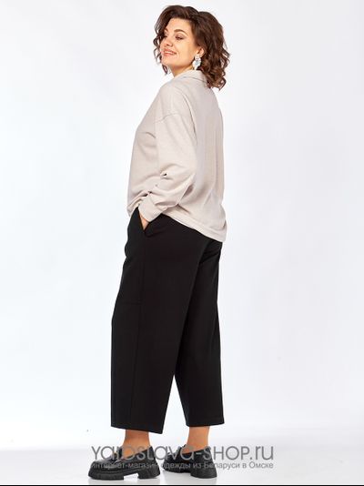 Брючный трикотажный комплект: бежевый джемпер, черные брюки