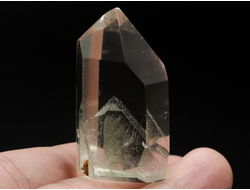 Кварц горный хрусталь с фантомами и хлоритом, кристалл полированный, Бразилия (47*28*21 мм, 44 г) №36857