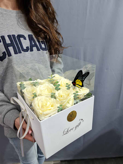 Букет роз в коробке с  бабочками №53