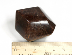 Гранат Альмандин, кристалл полированный, Россия, Кольский п-ов, Тахлинтуайв гора (44*35*28 мм, 90 г) №29833