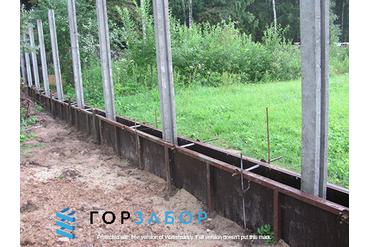 Монтаж ленточного монолитного фундамента под забор