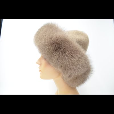 Вязаная шапка с меховой оторочкой