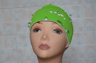 zhenskaya-shapochka-iz-laykry-zelenaya-dlya-basseyna-kupit