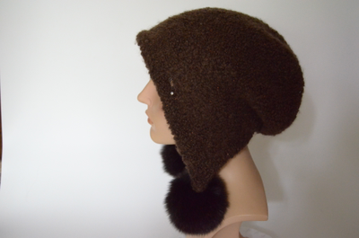 Коричневая шапка ушанка с помпонами фото