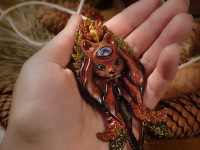 Коллекционная брошь "Кошачья фотокамера" в стиле стимпанк и Алисы в Стране Чудес