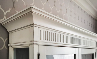 Витрина высокая, с закрытыми стеклянными дверьми.