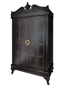 Шкаф для одежды двухдверный с резным фронтоном.