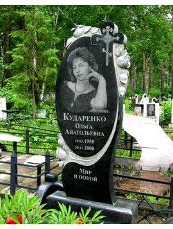 Овальный памятник на могилу с розами и Крестом